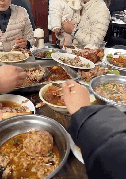硬生生被喂饱狗粮，这波恩爱秀的也是没谁了。