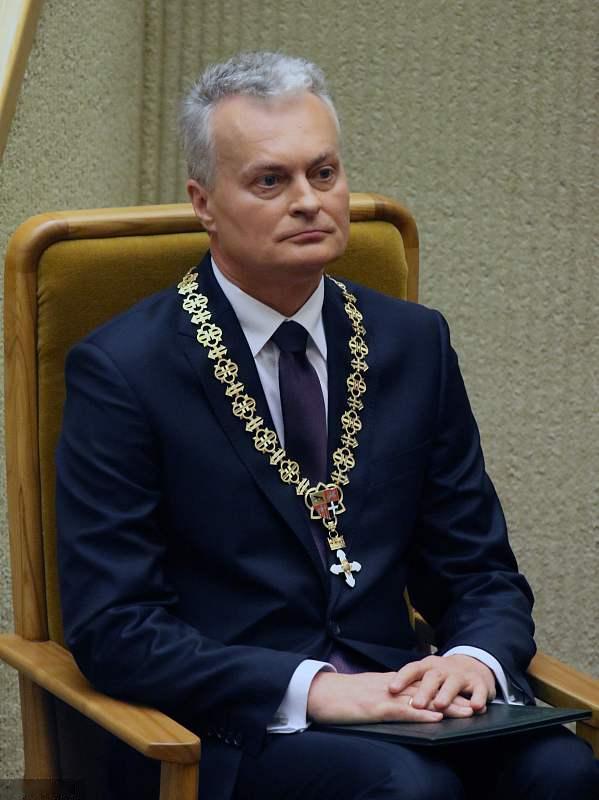 立陶宛现任总统和前总统脖子上都戴着同款长项链，这长项链有啥意义呢？