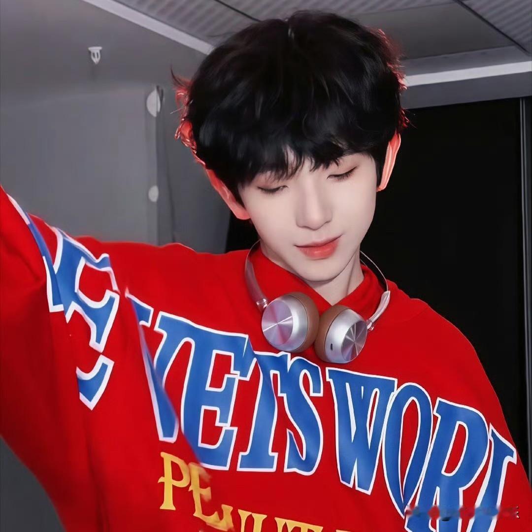 陈浚铭近日凭借“米糕摇cha”短视频火出圈！视频里他身着宽松卫衣，随着魔性音乐晃