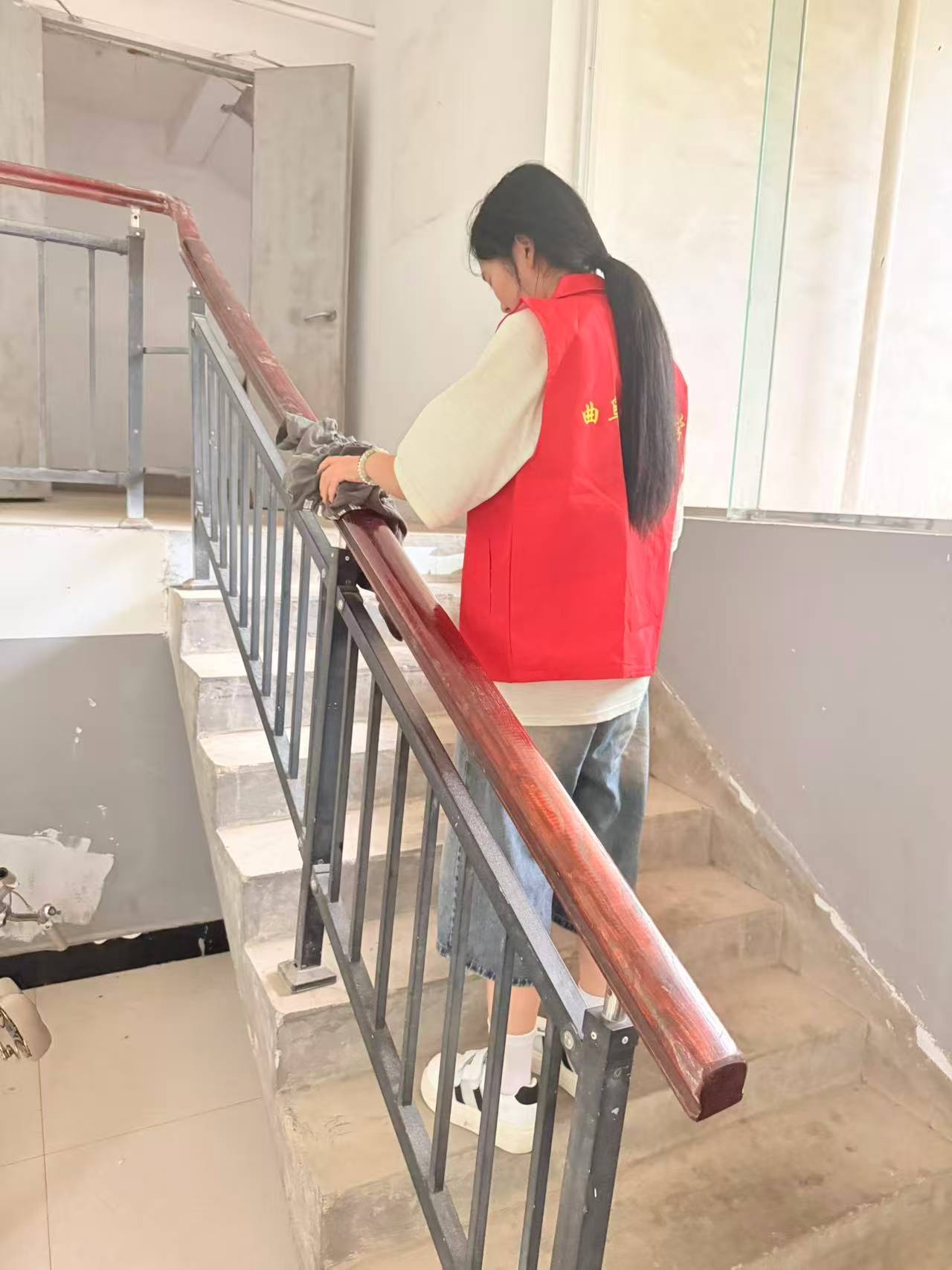 秦岭笑谈【擦拭楼道扶手清洁公共空间，青年志愿行动美化社区人居环境】曲阜师范大学大