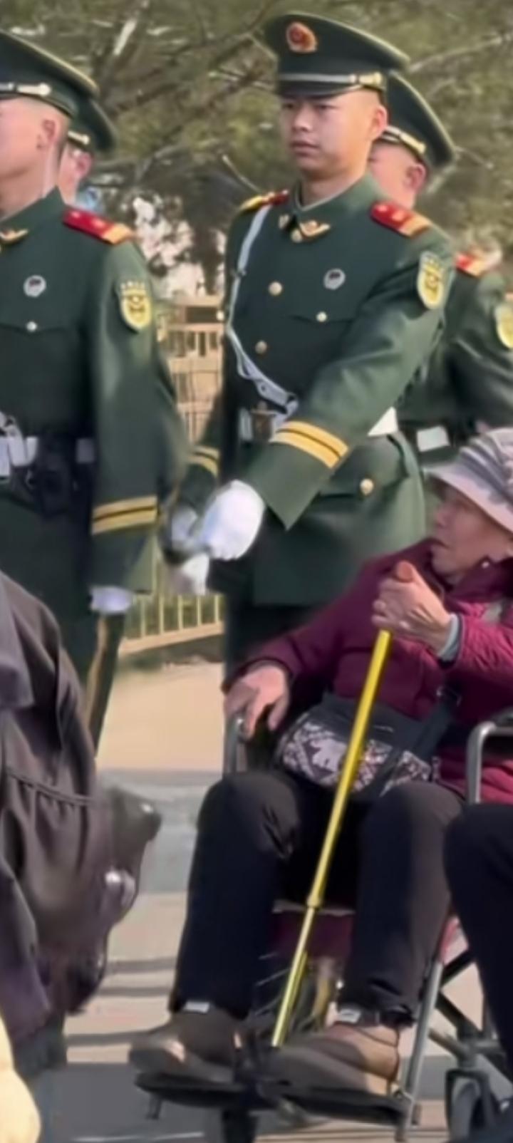 解放军让人爱到骨子里，天底下还有这样的军队么？
美国不行，
大英帝国，法兰西，俄