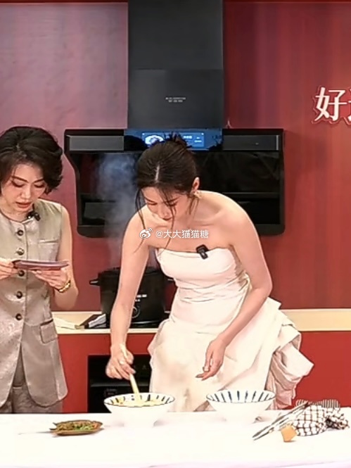颖儿沪上下厨接好运 颖儿亮相上海活动现场，展现“明星厨娘”的另一面！没有手忙脚乱