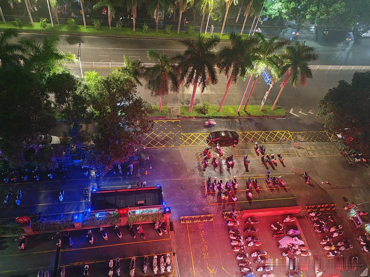 台风的先头部队已到，各位请关好门窗，明天早上记得起早点抓鱼[呲牙]