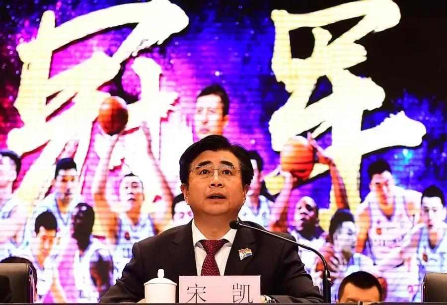 现在摆在足协和宋凯主席面前的问题很干脆:
国足不用脚踢球，全国球迷就用脚投票!