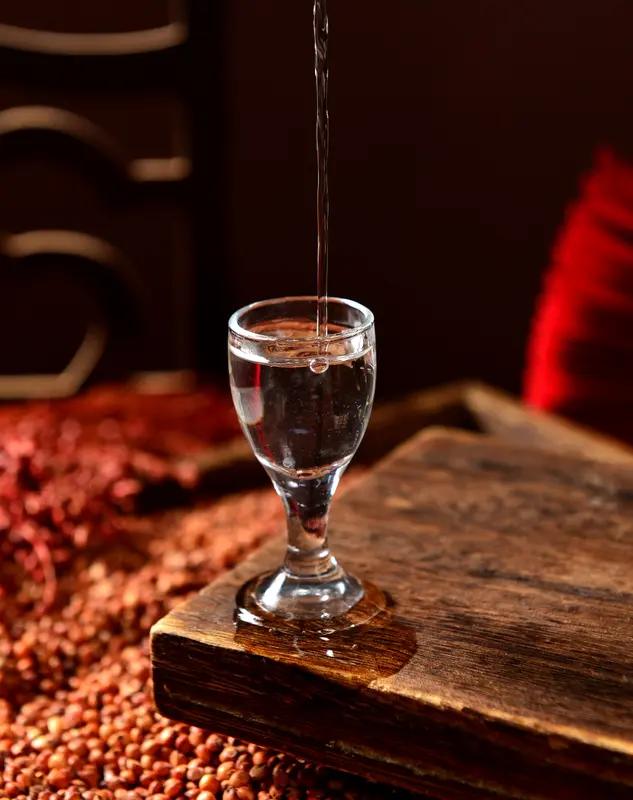 喝什么酒才是养生之道呢? 喝酒养生，门道可不少。像绍兴黄酒、客家娘酒，富含多酚，