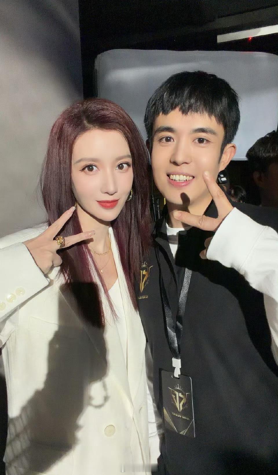 张萌晒照为王星庆生，星星生日快乐 