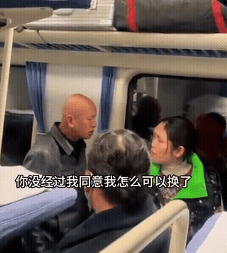 女子霸占别人座位，态度还很蛮横。

网上看到一段视频，在卧铺车厢里，一个女的没经