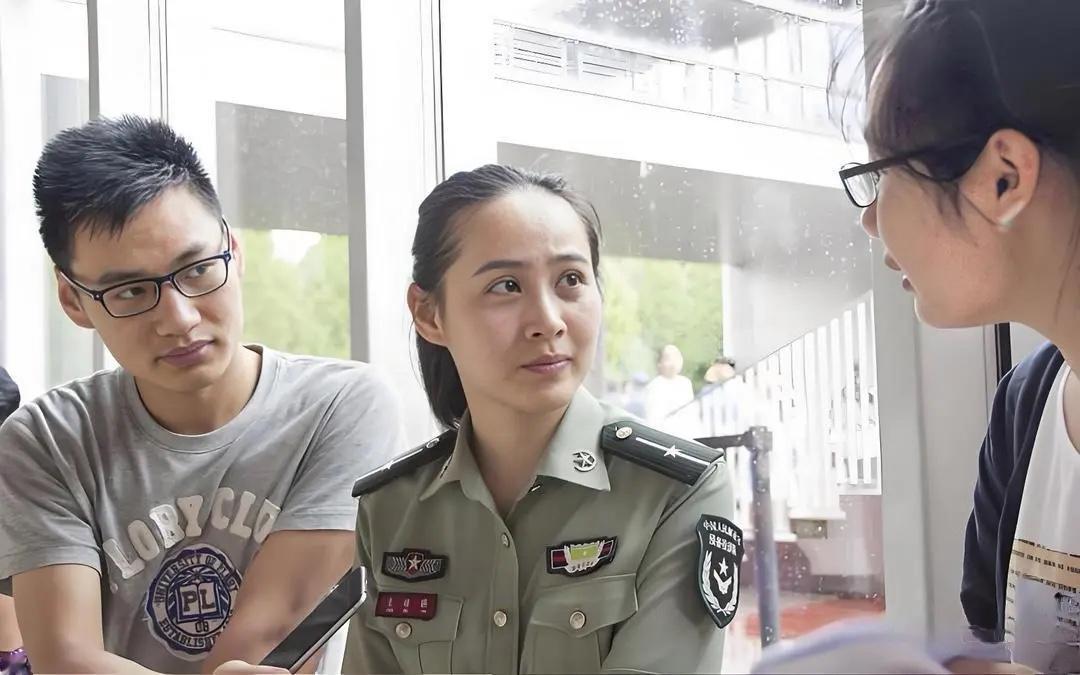 照片中的女孩是袁文才的曾孙女袁婧嬿接受采访时的一幕，袁婧嬿原本学的是新闻学，但毕