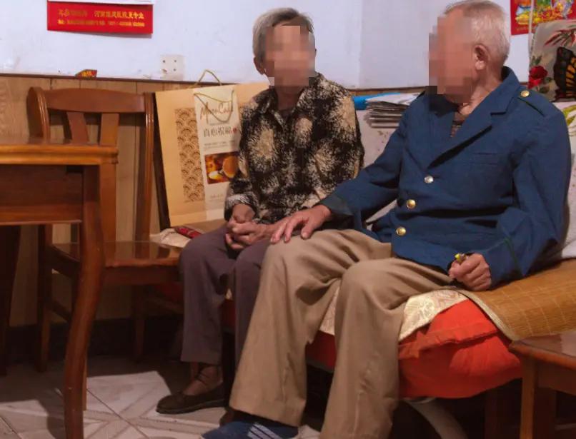 完整事件速览
 
近日福建暖心一幕走红
一名85岁老人在家悠闲休息，随性把双脚翘