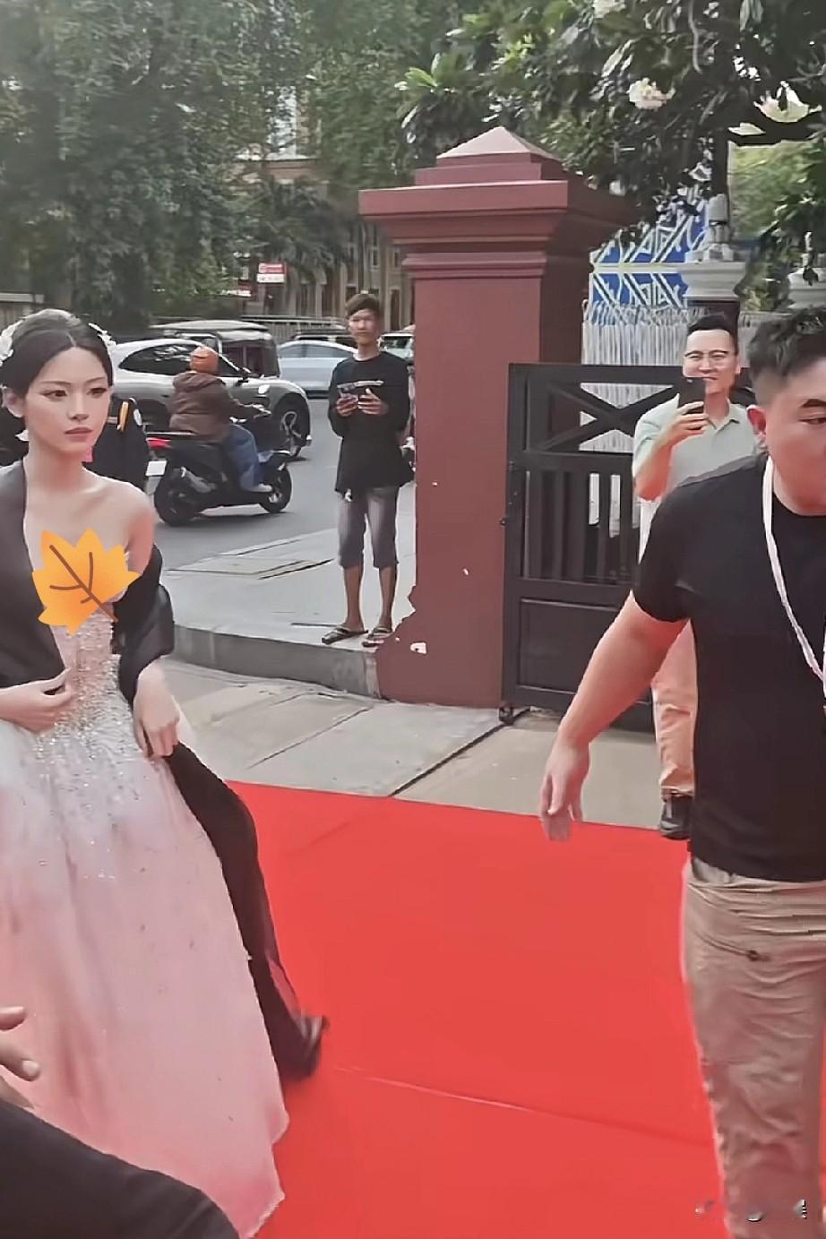 杨超越走红毯
