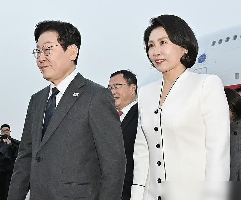 李在明夫妇到上海了，你们有没有发现一个细节？首先，仔细看夫人金惠景的衣服，有没有