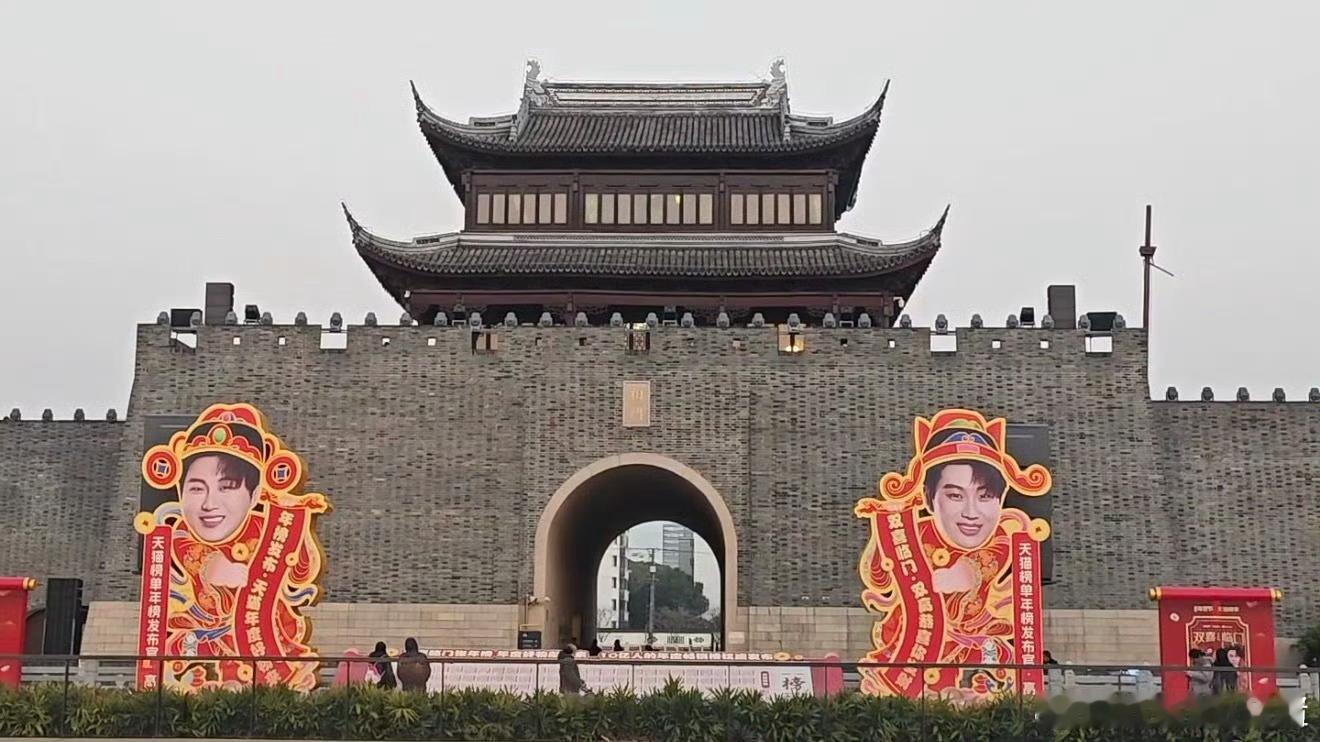 双高胎 你俩去问天猫吧这俩大灯箱要来，过完年开专场摆到专场门口迎宾好吗？ 