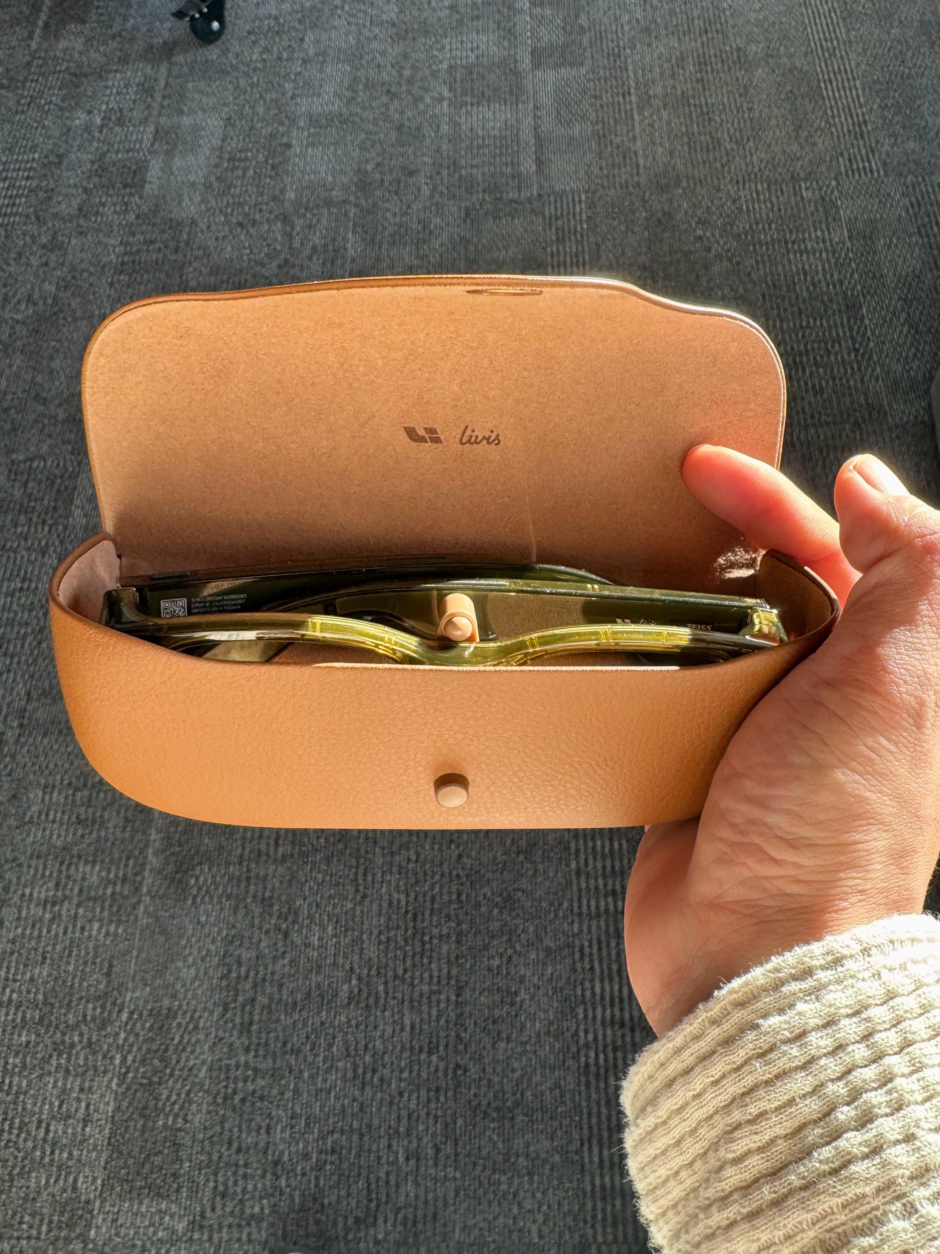 纠结了好久最后下单磨砂绿，今天又体验了一下高亮的，绿色yyds ！理想同学的问答