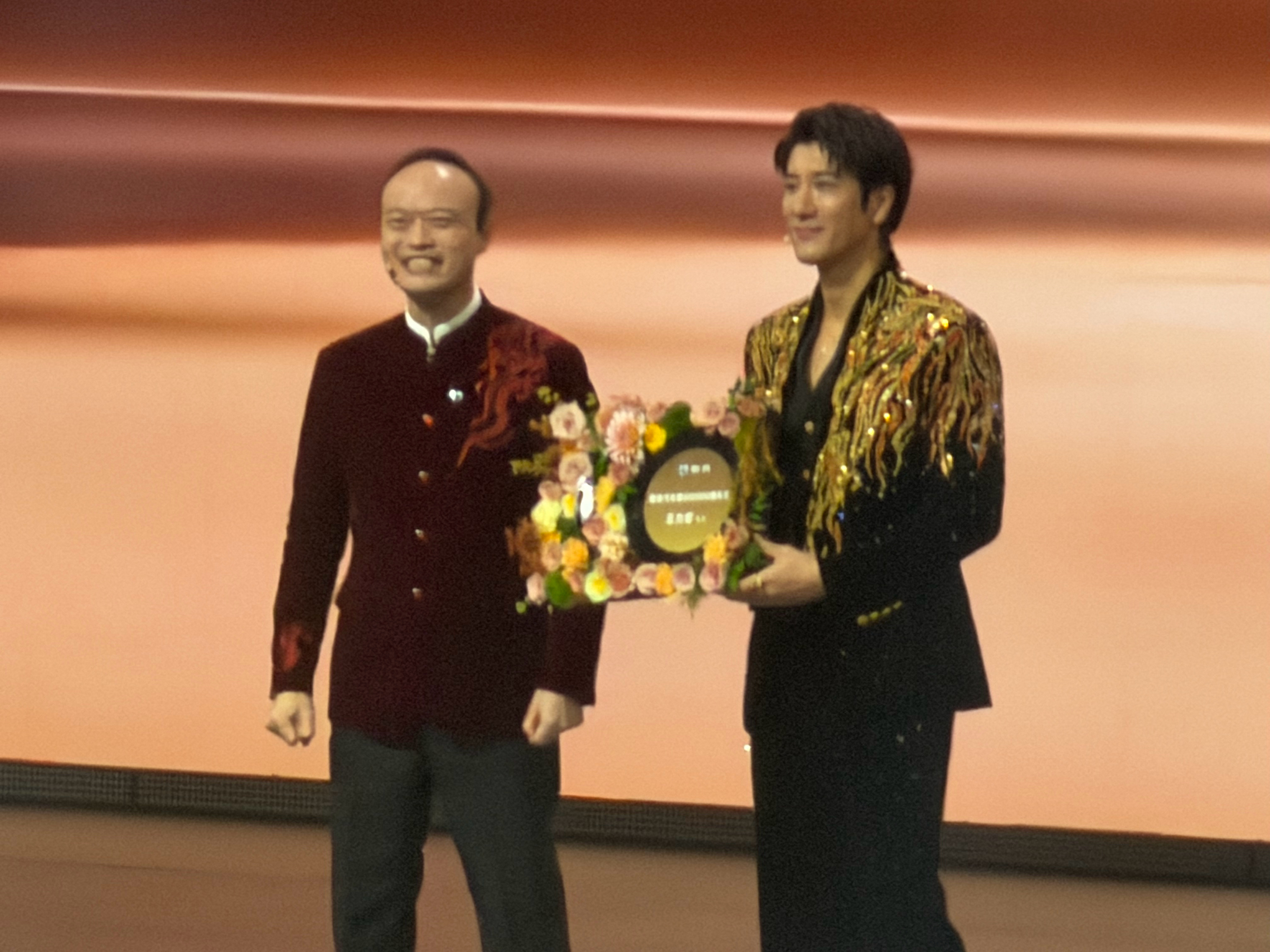 王力宏成为腾势第50万位车主。王力宏惊呼闪充改变世界