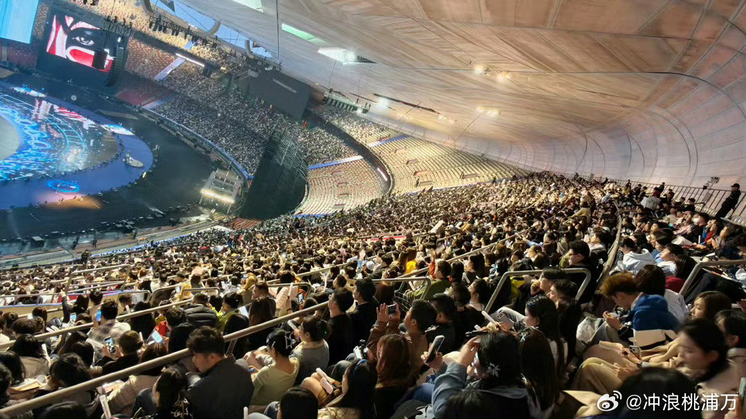 张杰鸟巢上座率谁不想亲眼见证张杰鸟巢演唱会座无虚席，上座率封神啊！现场大合唱太震