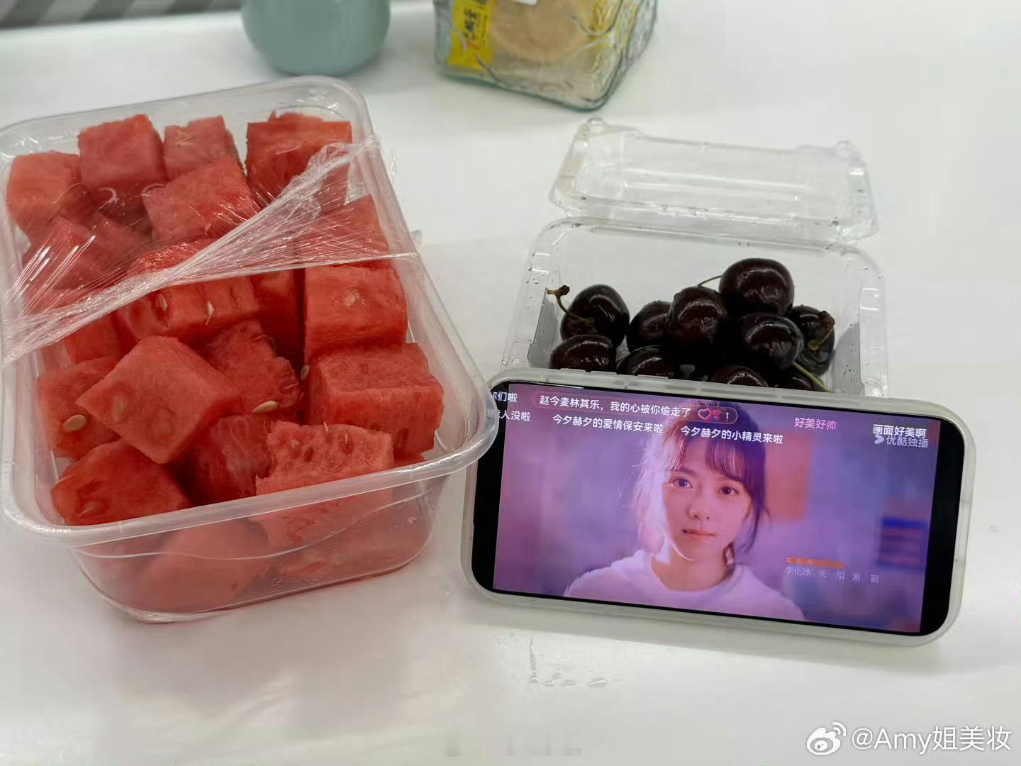 夏天就该边吃水果边追樱桃琥珀天儿热就靠空调续命，再配着水果看《樱桃琥珀》，绝了！