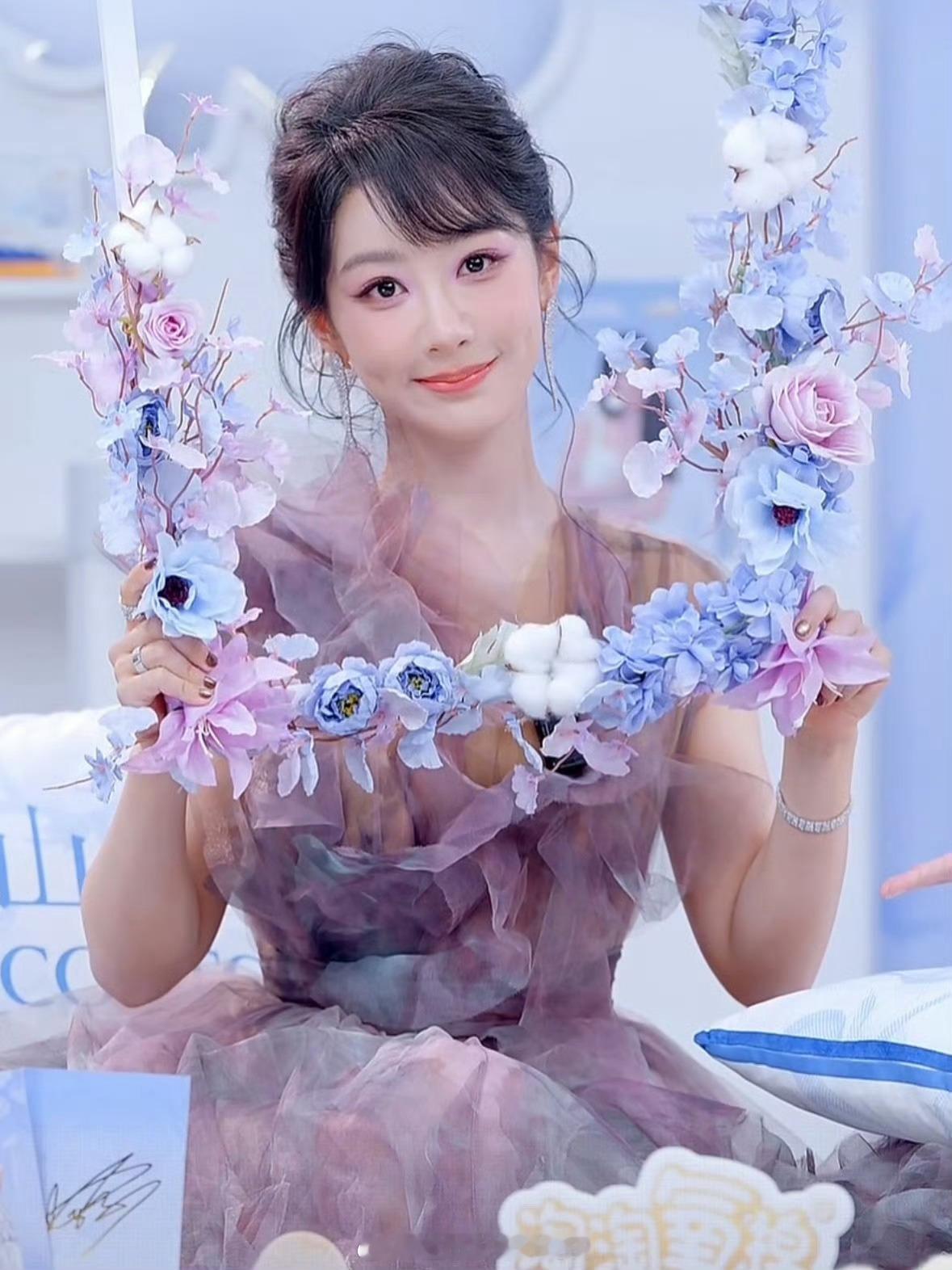 杨紫今晚直播状态，好漂亮的花仙子 杨紫生命树收官文被网友做成歌了 杨紫郭宇欣同框