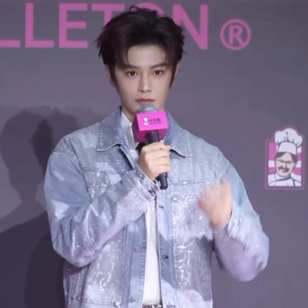 开始游戏前还给自己打了个板，天鲨的萌死了