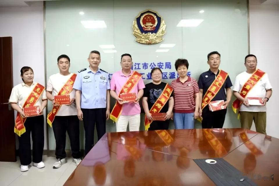 新闻联播点赞！江苏泰州靖江，一个护士下班开车回家，突然被后车疯狂连撞，她下车刚要