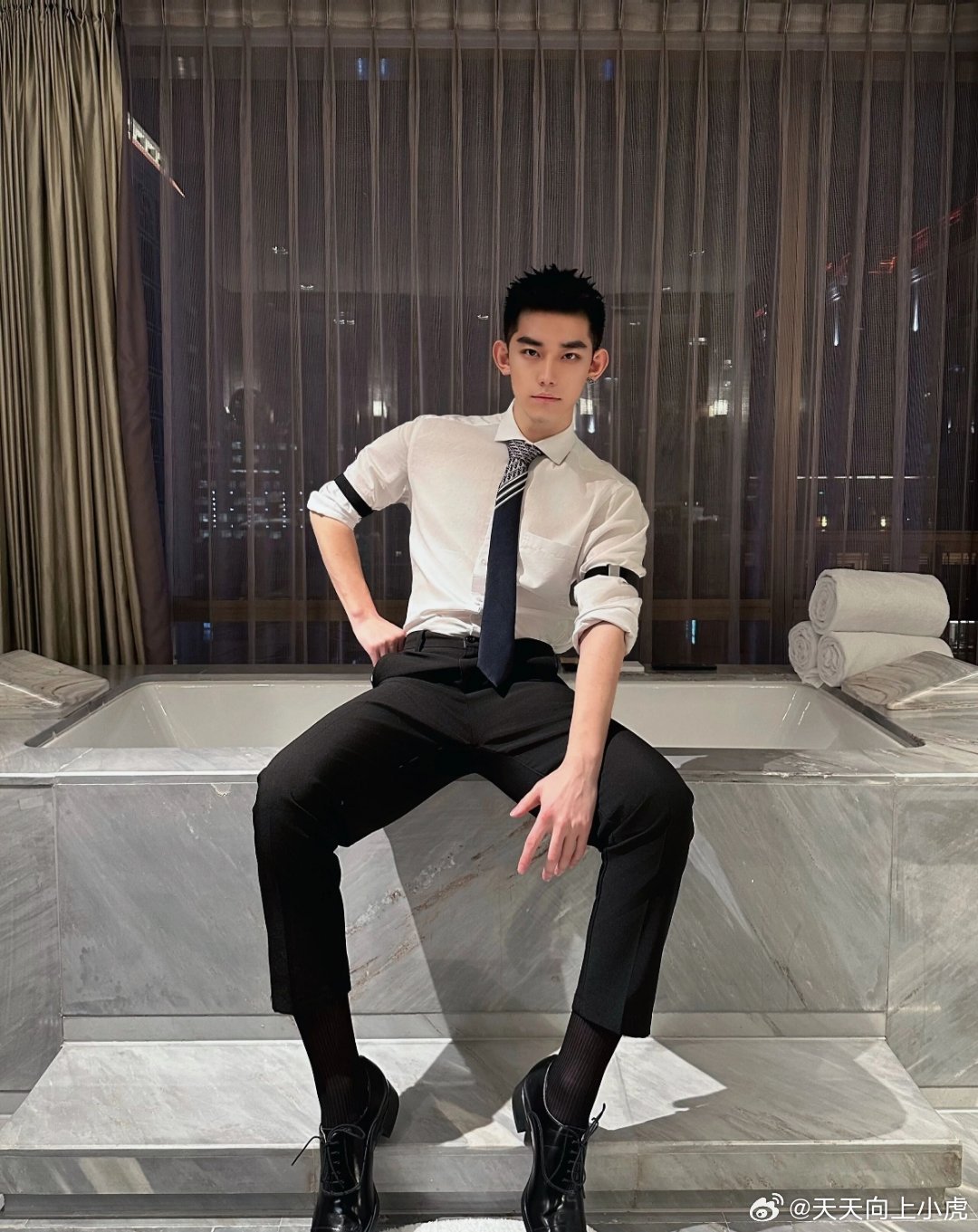 这么隐晦的暗恋方式男生原来可以如此的秀气可爱，西装男生居然也能如此精致。 