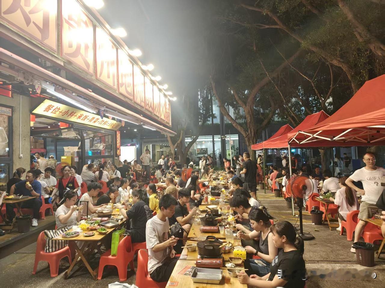 深夜食堂夜市人声鼎沸，大家围桌大快朵颐
