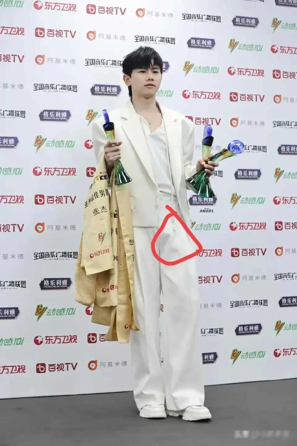 不能不说，张杰这一次出席公开场合，衣装确实有些不整，尤其是重要部位的褶皱突出，很