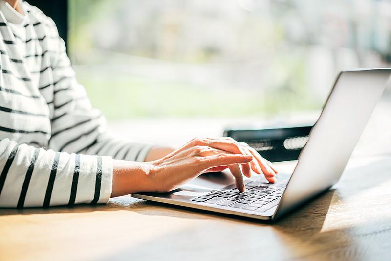 一人发表一句今天的感悟今天一天的工作已经结束了，我感觉自己过的很充实，加油努力。