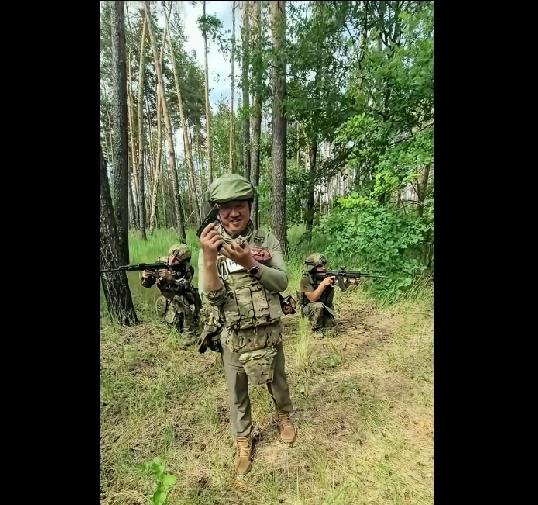 卢宇光，说是俄乌战争外国战地记者第一人，大家不会反对吧？

置身前线，一身戎装。