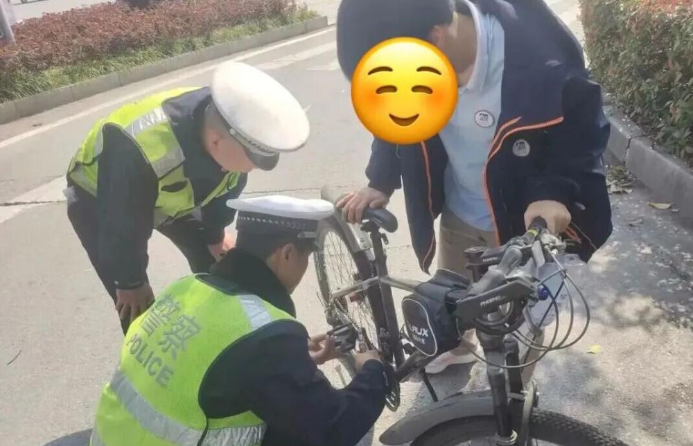 上学遇车坏别慌！监利交警两分钟修好转身成暖心修车工
上学路上自行车突然坏了，眼看