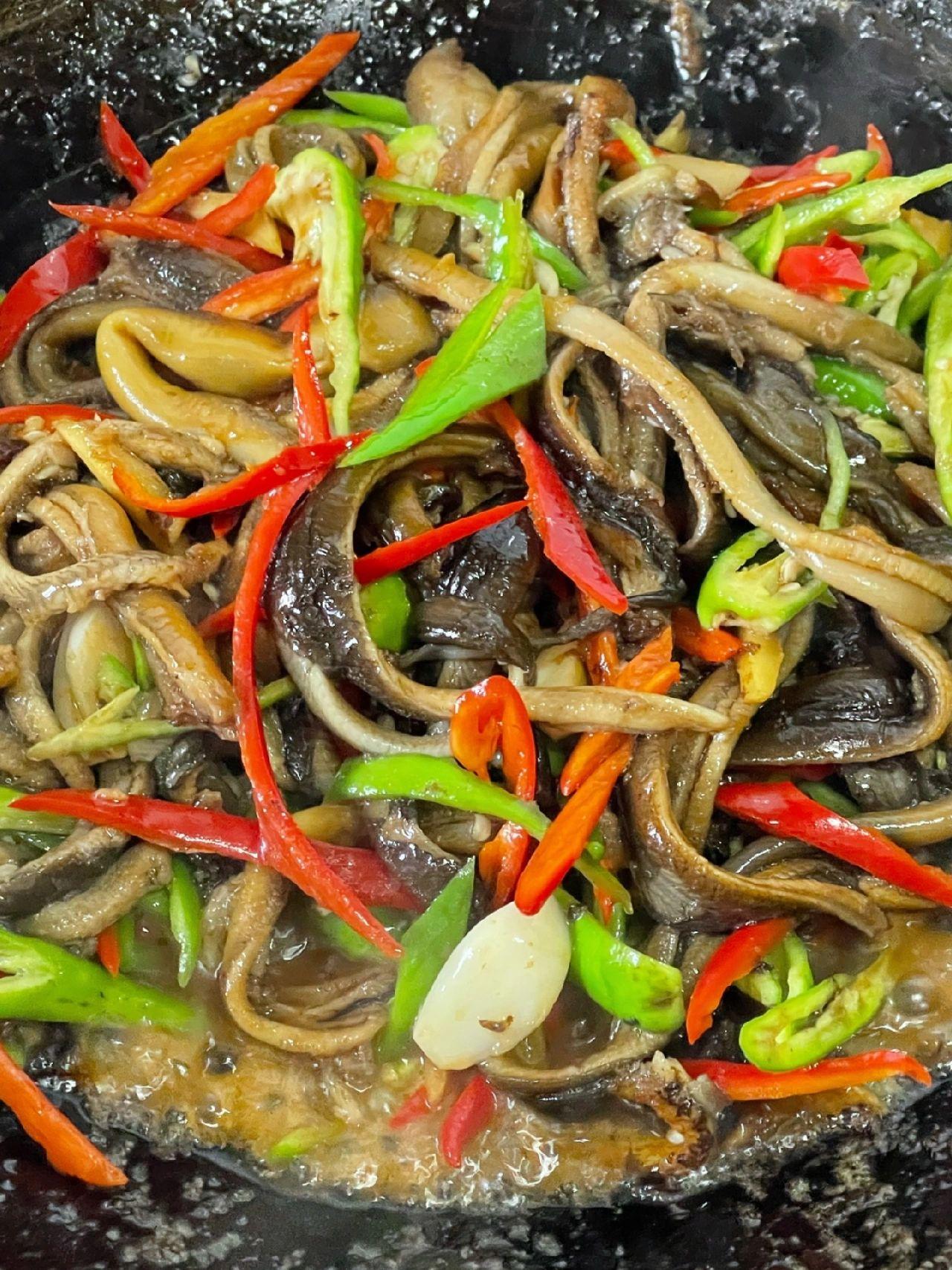 爆炒黄鳝丝，下饭家常菜
夏天怎能不来道开胃菜，开胃菜又怎能少得了黄鳝
我选的这款