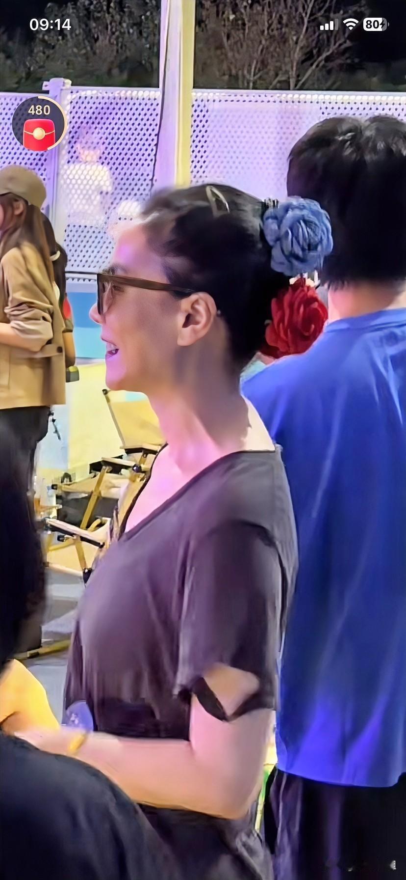 女神王菲不再高冷了，穿衣打扮接地气了，就像普通的家庭妇女一样，脑后用戴着玫瑰花花