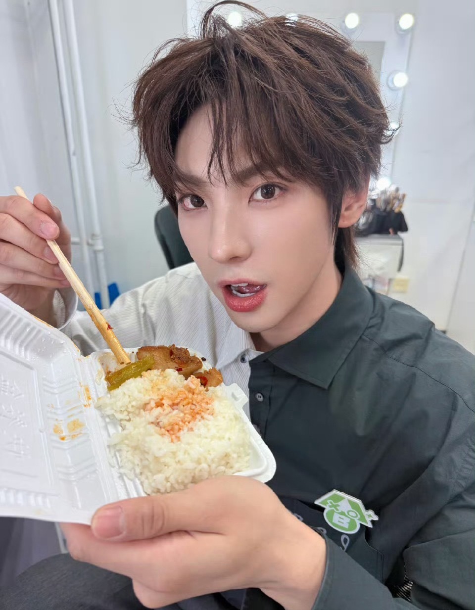 颜安 我的卡你们随便刷全场消费颜安买单我不敢想如果我在现场，我将多么幸福啊啊啊