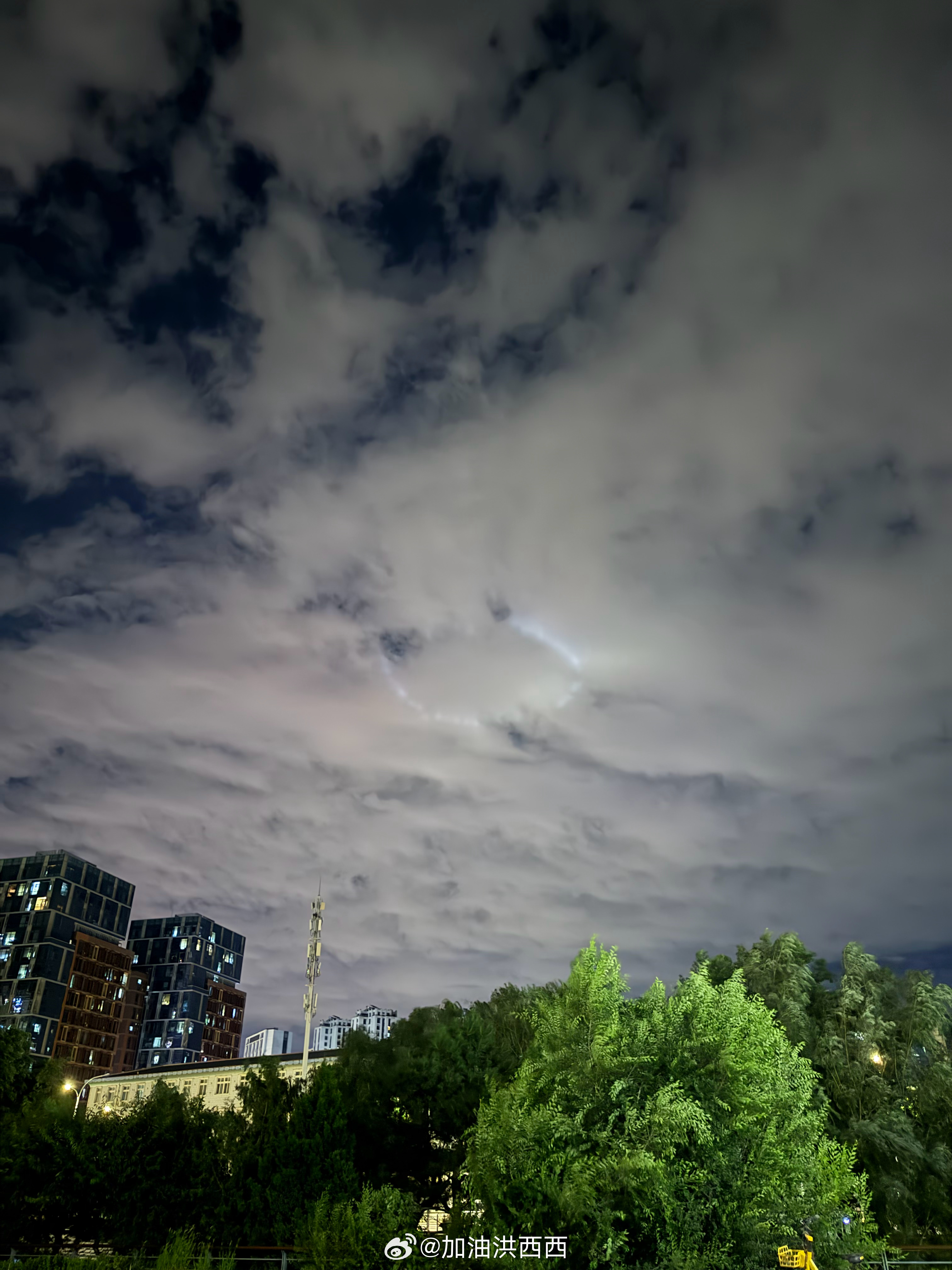 这啥啊，UFO啊，三体人要来啦？  ​​​