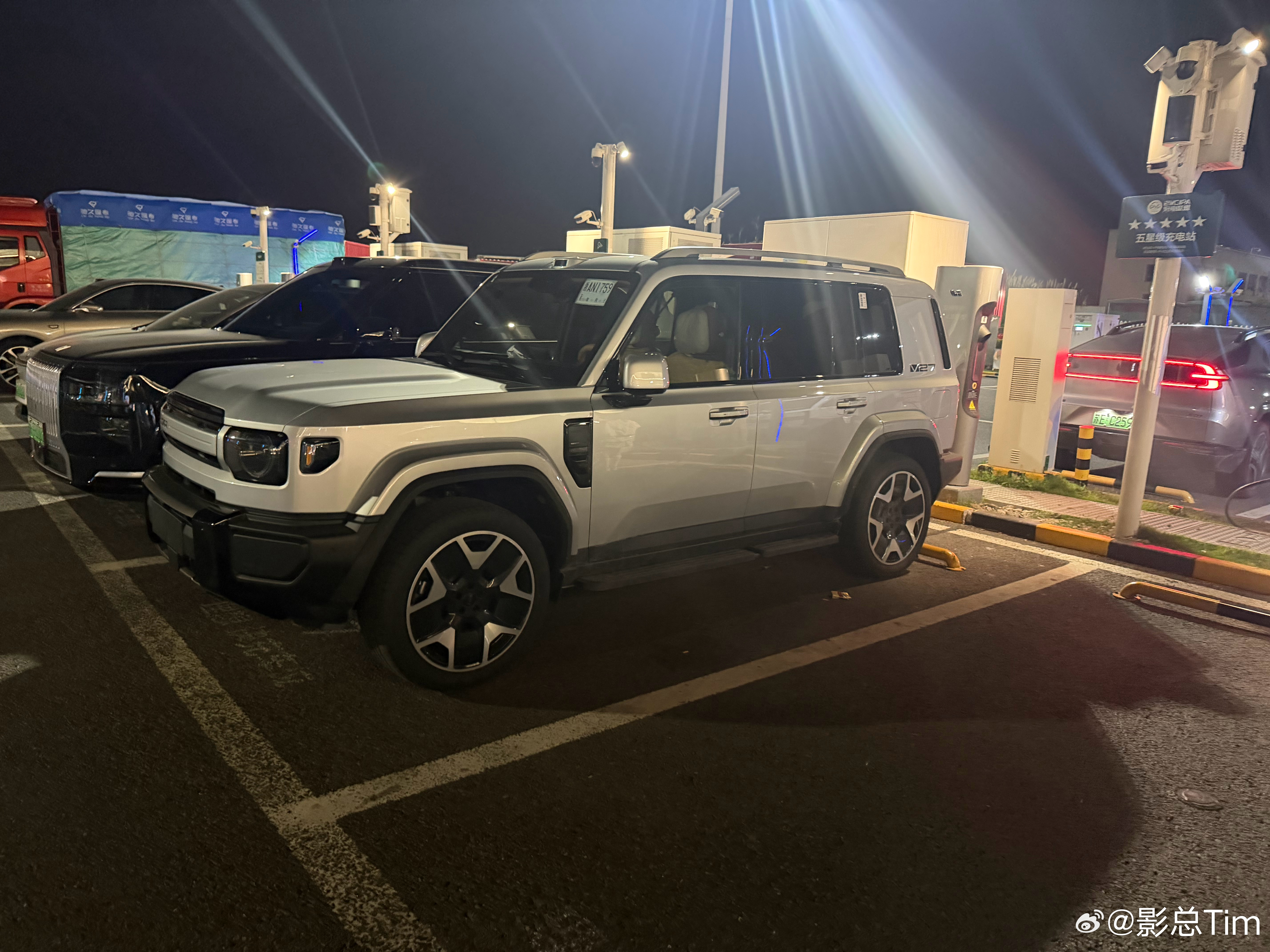 开icarv27 去上海的路上吃碗面顺便补能，被短信催促占位了 