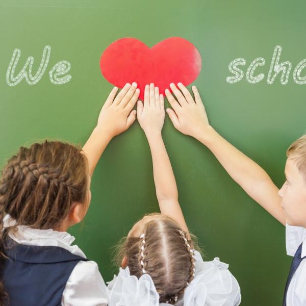 孩子的成绩和品德哪个更重要，这问题如同“先有鸡还是先有蛋”般令人纠结。
成绩好益