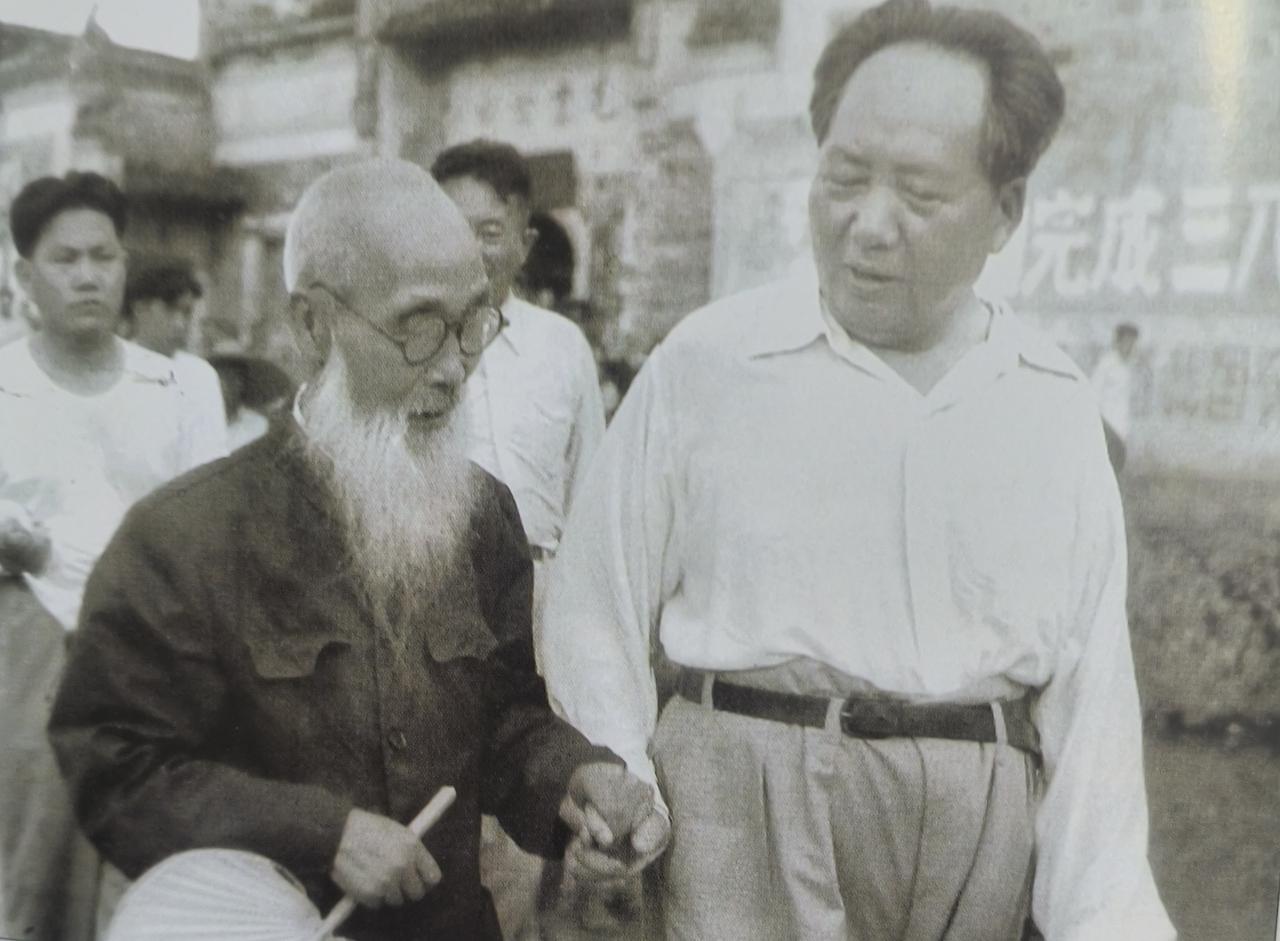 毛主席1959年携手启蒙老师毛宇居，当年毛主席在他的私塾里作诗：
《赞井》190