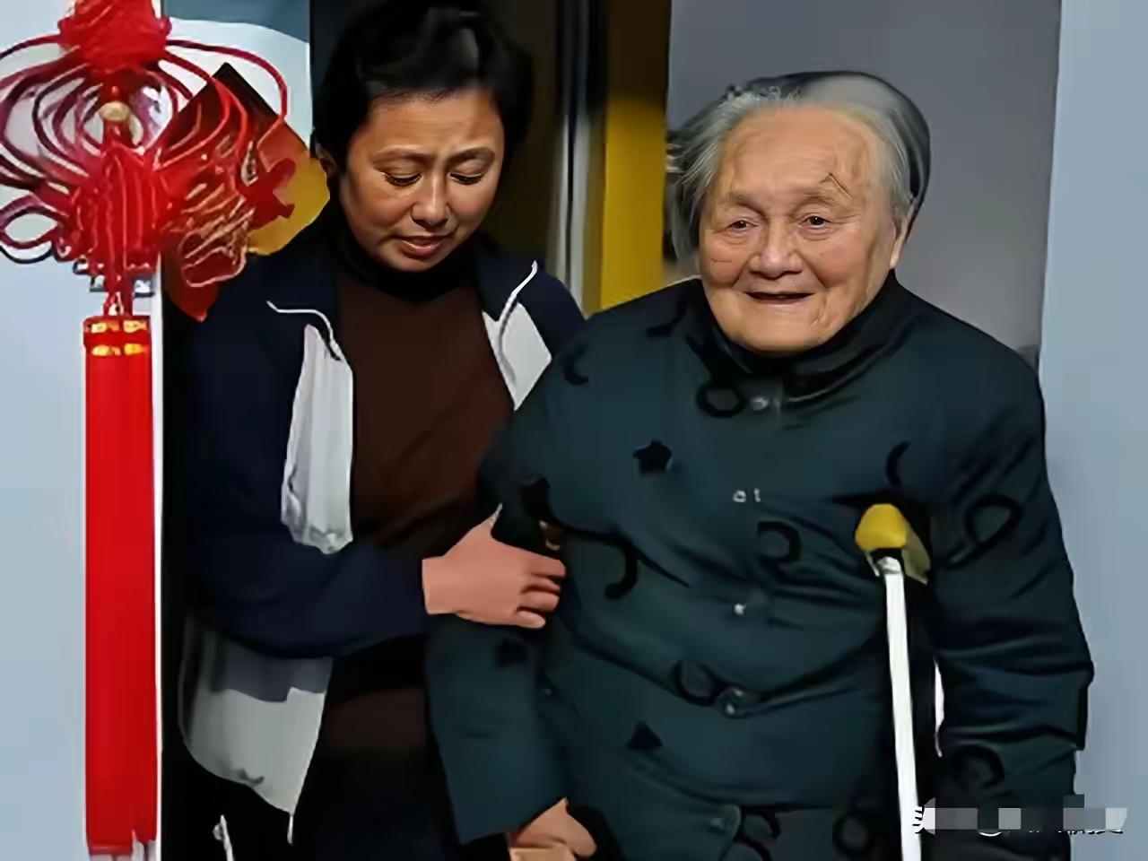四川成都有1保姆在雇主家干了44年，照顾了三代人。没想到有一天，雇主突然对她说：
