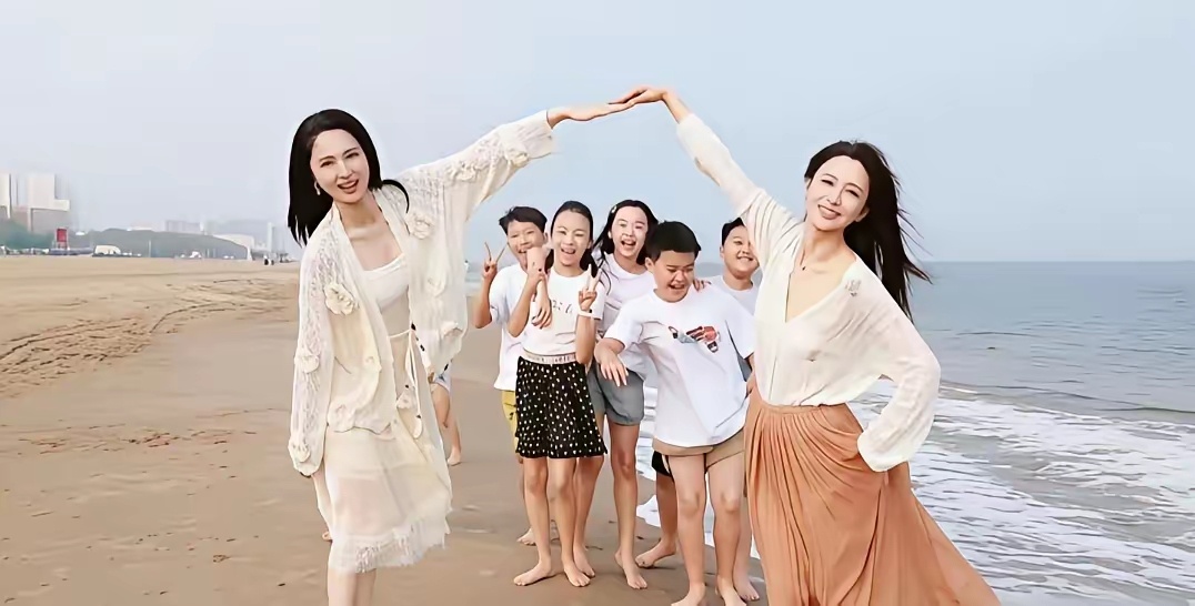 国庆阿那亚海边，佟丽娅董璇带着自家孩子沙滩度假！佟丽娅的儿子朵朵，董璇的女儿小酒