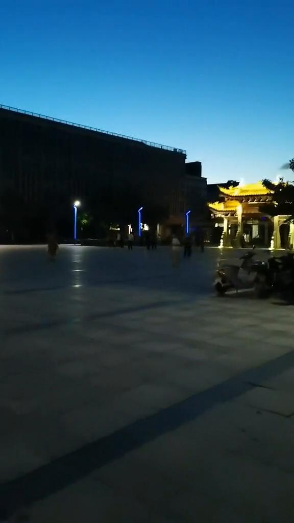 又睡起了。