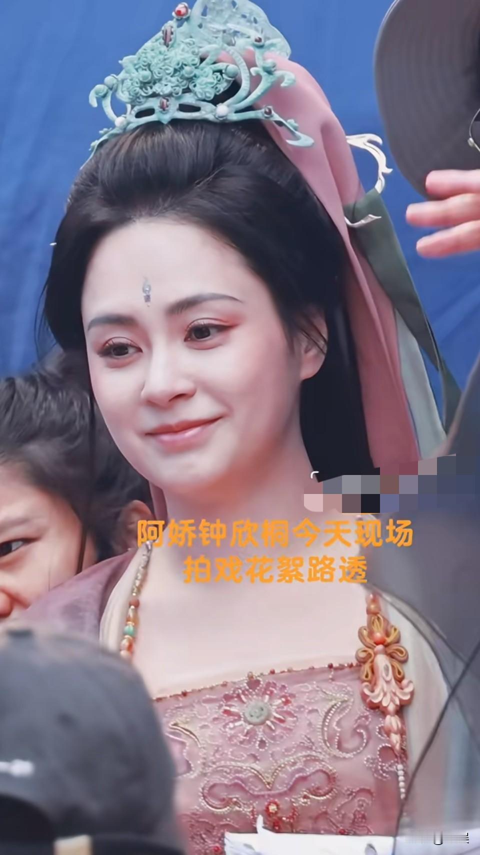 这么素的妆和衣服 真是考验我娇姐的颜值[笑哭]好在颜在江山在 都能hold住造型