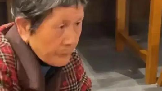 11月9日，浙江诸暨的72岁网红“麻糍奶奶”在西三环路江山村附近不幸遇车祸去世。