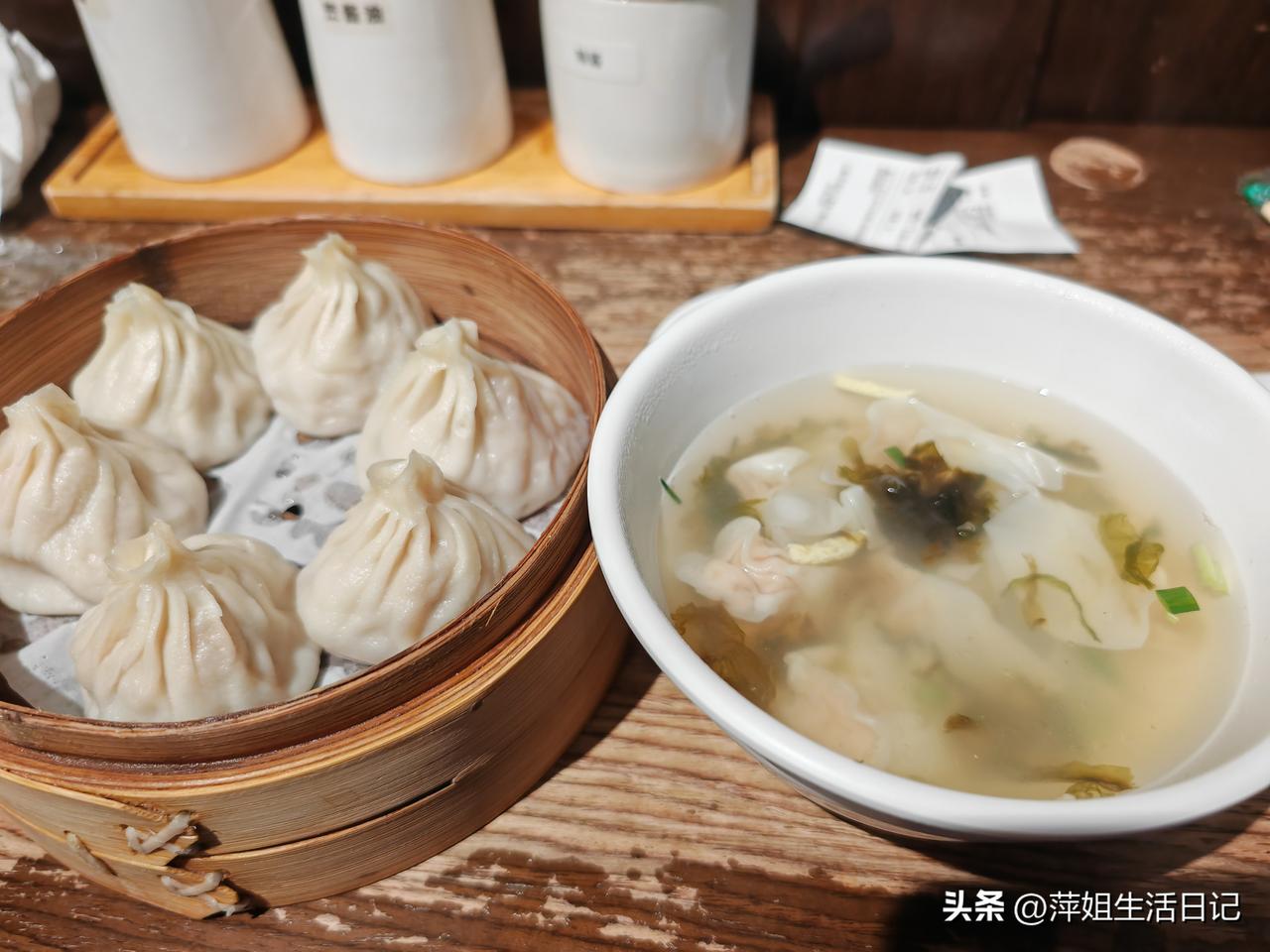 中午我们四人在病房买的份饭，有21元～26元的，不收现金，记在住院费里。

晚上