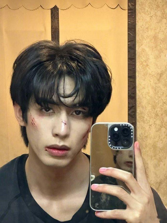 宋威龙你在视频里面加了什么工作室晒宋威龙的手特写镜头 工作室晒宋威龙的手特写镜头