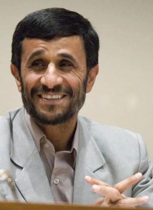 刚躲过以色列的越境暗杀，3 名贴身保镖当场殒命，伊朗前总统内贾德非但没有蛰伏避风