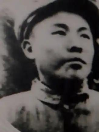 他是中国志愿军里的英雄连长，曾经带领自己的连队抵御美骑一师长达三天四夜，成功阻击