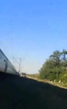 【一架喷气式Shahed无人机袭击了扎波罗热的一列火车，人们就站在离火车车厢仅几