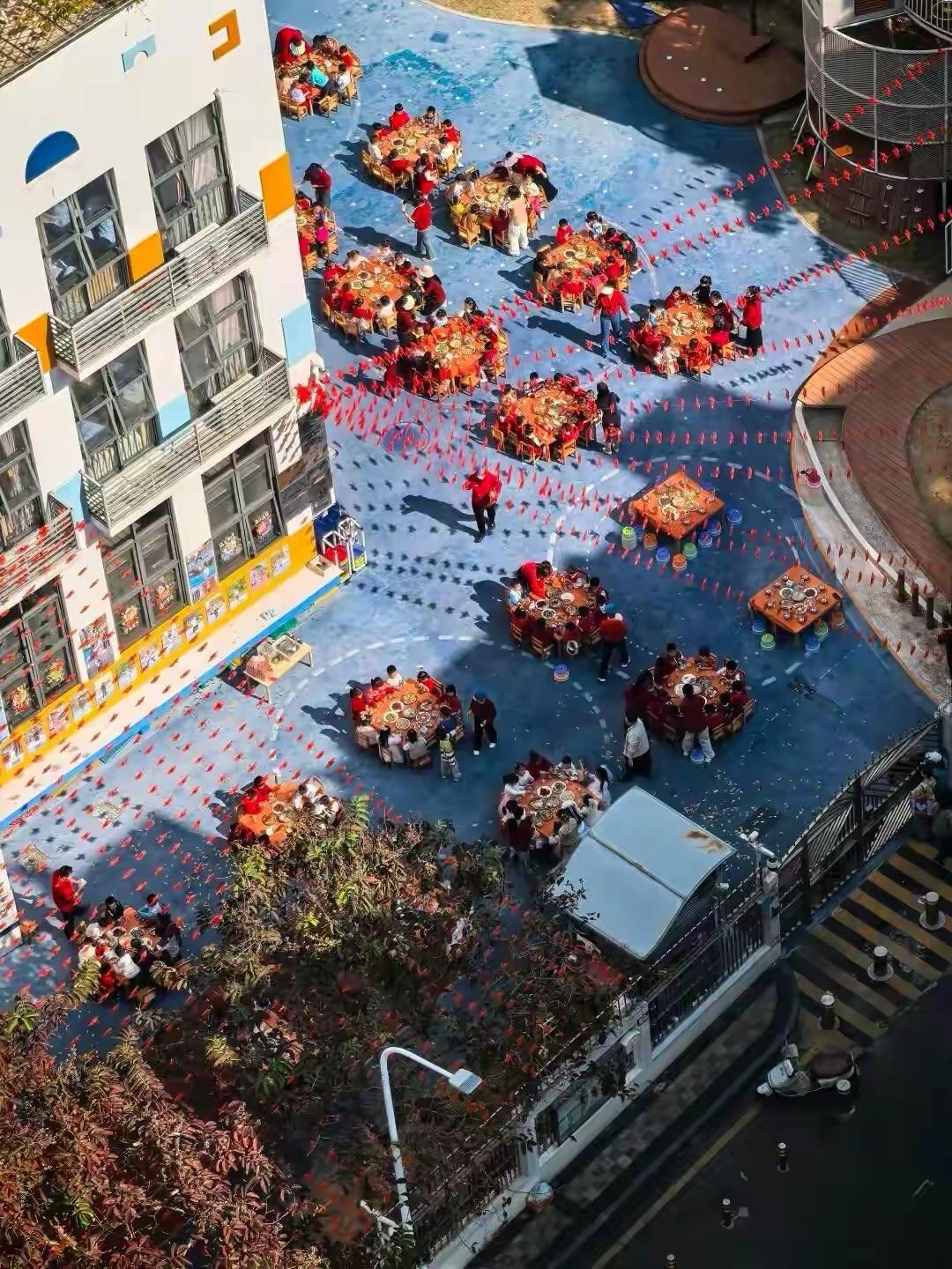 近日，深圳罗湖区金翠园幼儿园大2班的孩子们为冰冰老师办了一场幼儿园婚礼，现场摆了