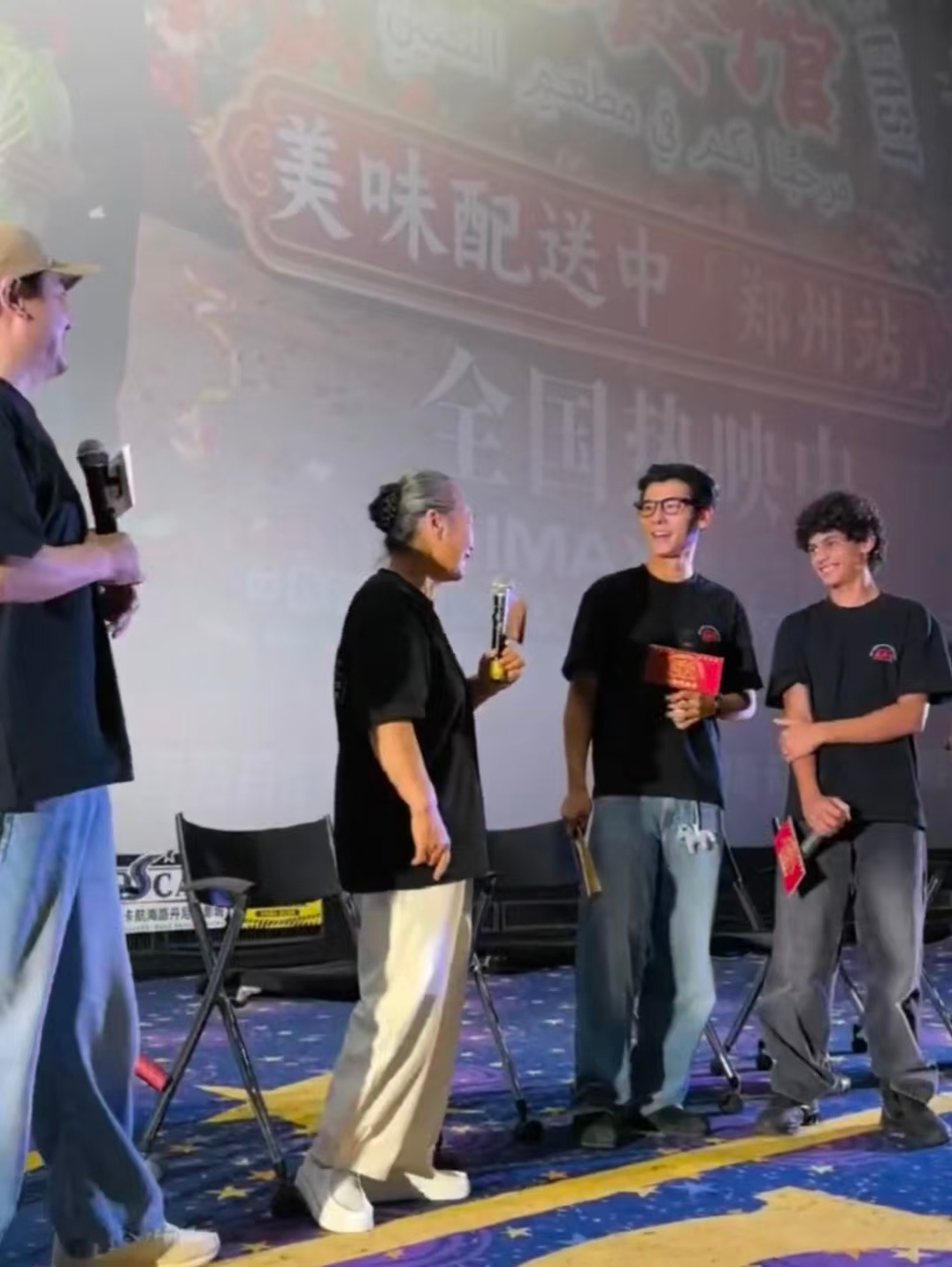 龙餐馆一家四口合照又看了一集龙餐馆番外本以为路演只是简单互动，没想到直接凑齐一家