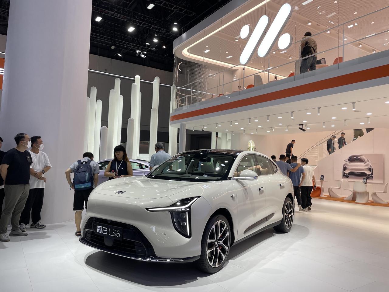 智己双车炸场！LS6预售破4.8万单，LS9冲凉套装太颠覆

2025成都车展上