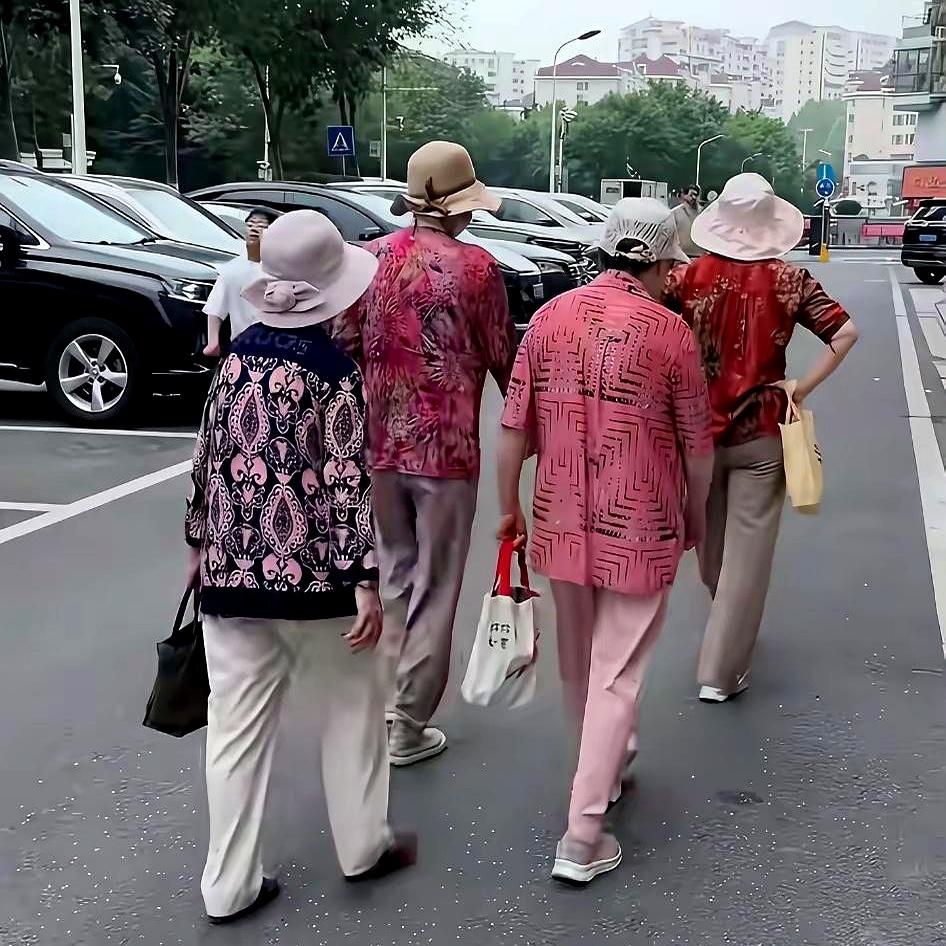 你敢信吗？
刚才在商场看到一件衣服，吓得我当场放下了手里喝了一半的全糖奶茶，暗暗